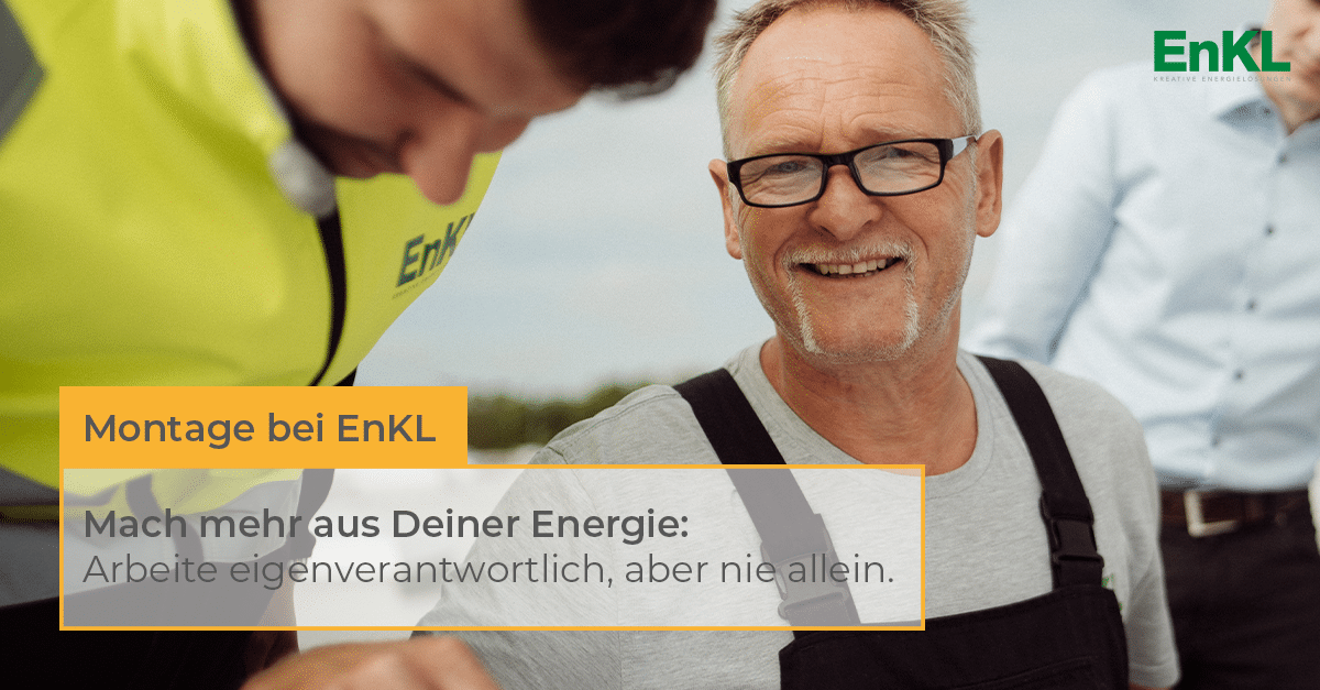 Kollegen stehen auf einem Dach, ein Monteur in Latzhose zeigt einem Projektleiter in Warnjacke schaut auf einen Plan. ein Monteur lächelt in die Kamera. Darüber Text: Montage bei EnKL. Mach mehr aus Deiner Energie: Arbeite eigenverantwortlich, aber nie allein.